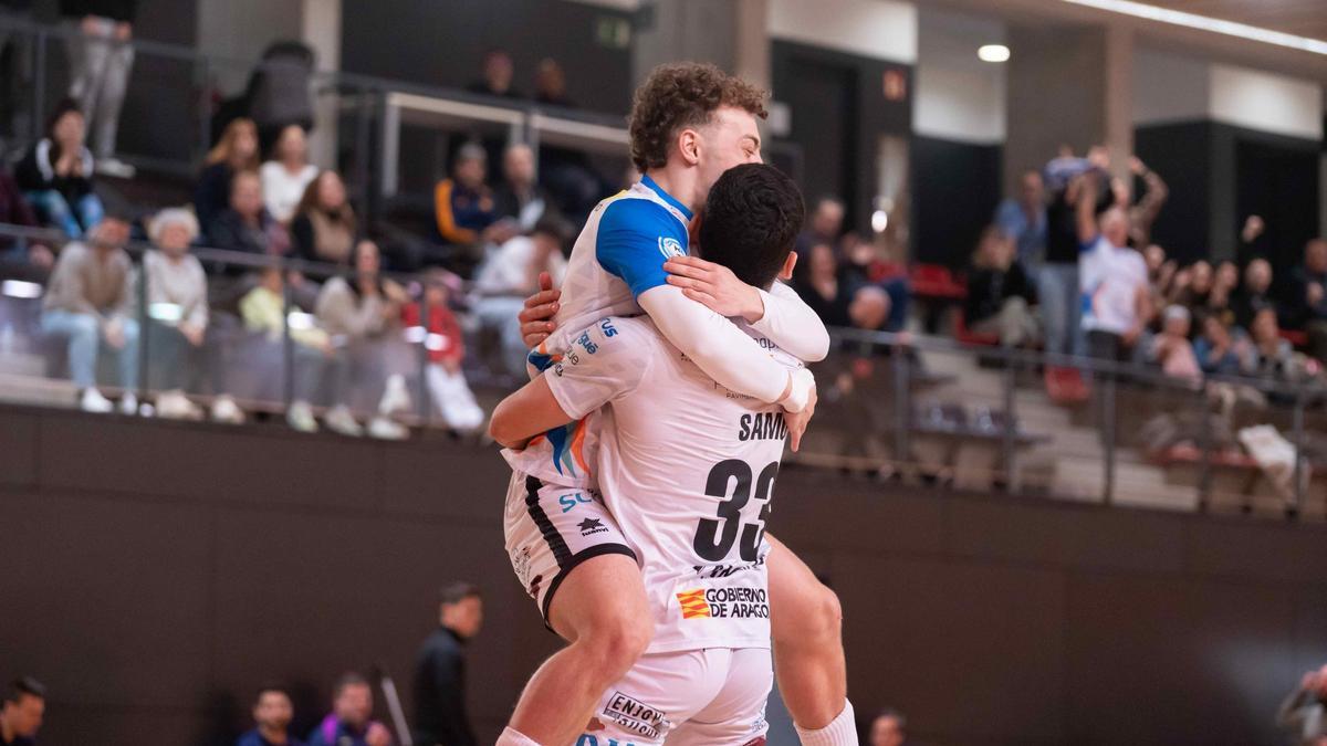 Miguel Lahoz y Samu Freire se abrazan tras el 0-2 del Wanapix.