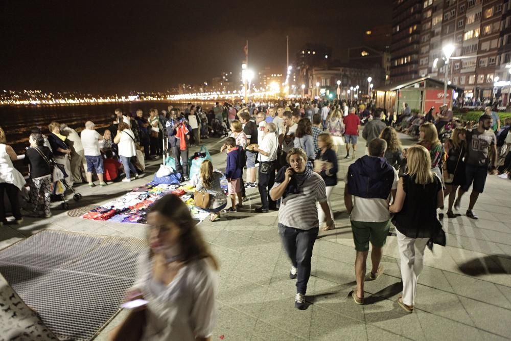 Espectáculo pirotécnico en las fiestas de Begoña, en Gijón.