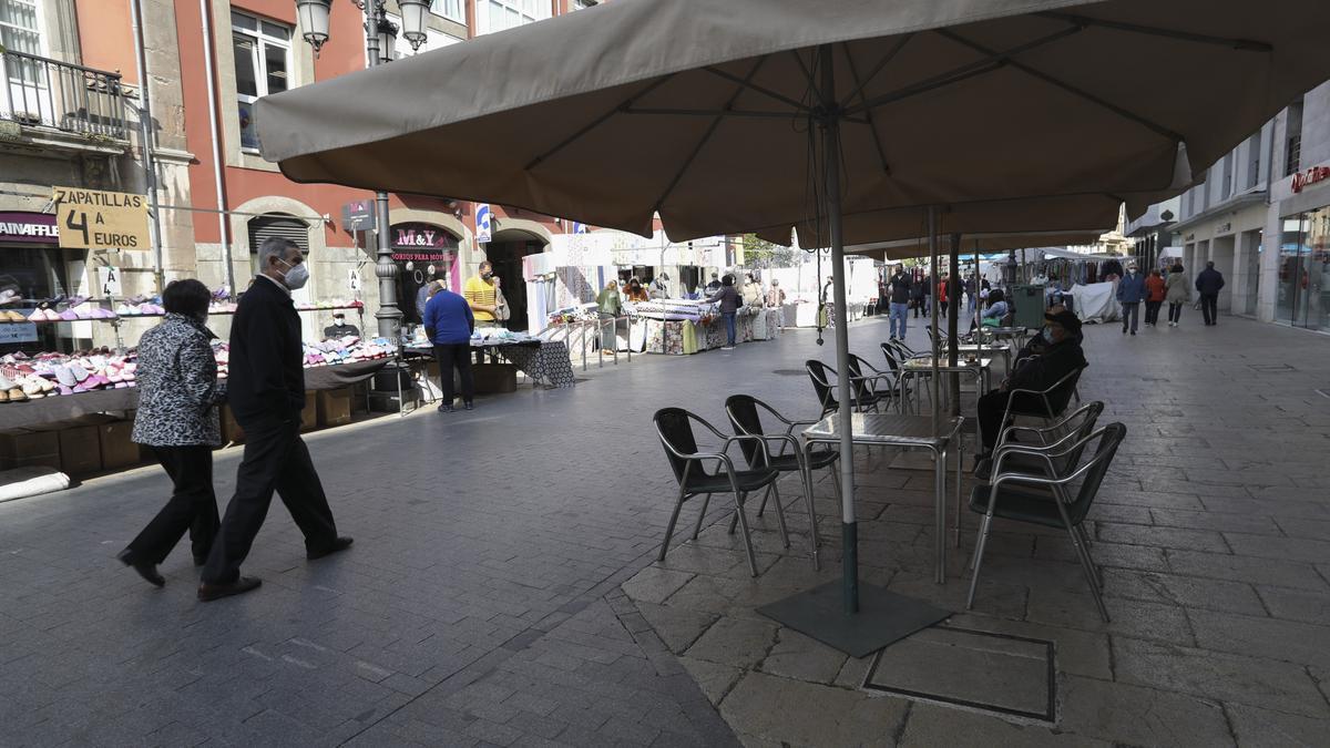 Ambiente en la calle La Cámara con el mercado de los lunes. 