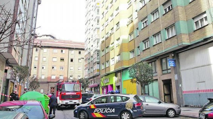 Agentes del Cuerpo Nacional de Policía y bomberos, en el lugar de los hechos.