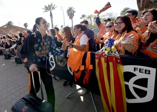 La afición taronja arropa a las jugadoras del Valencia Basket antes de la final