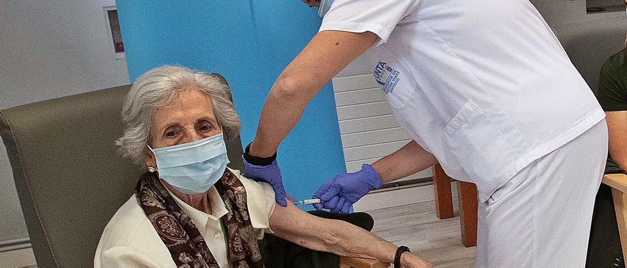 Una señora, recibiendo en una residencia su primera pinchazo contra el COVID. |   // XOÁN ÁLVAREZ