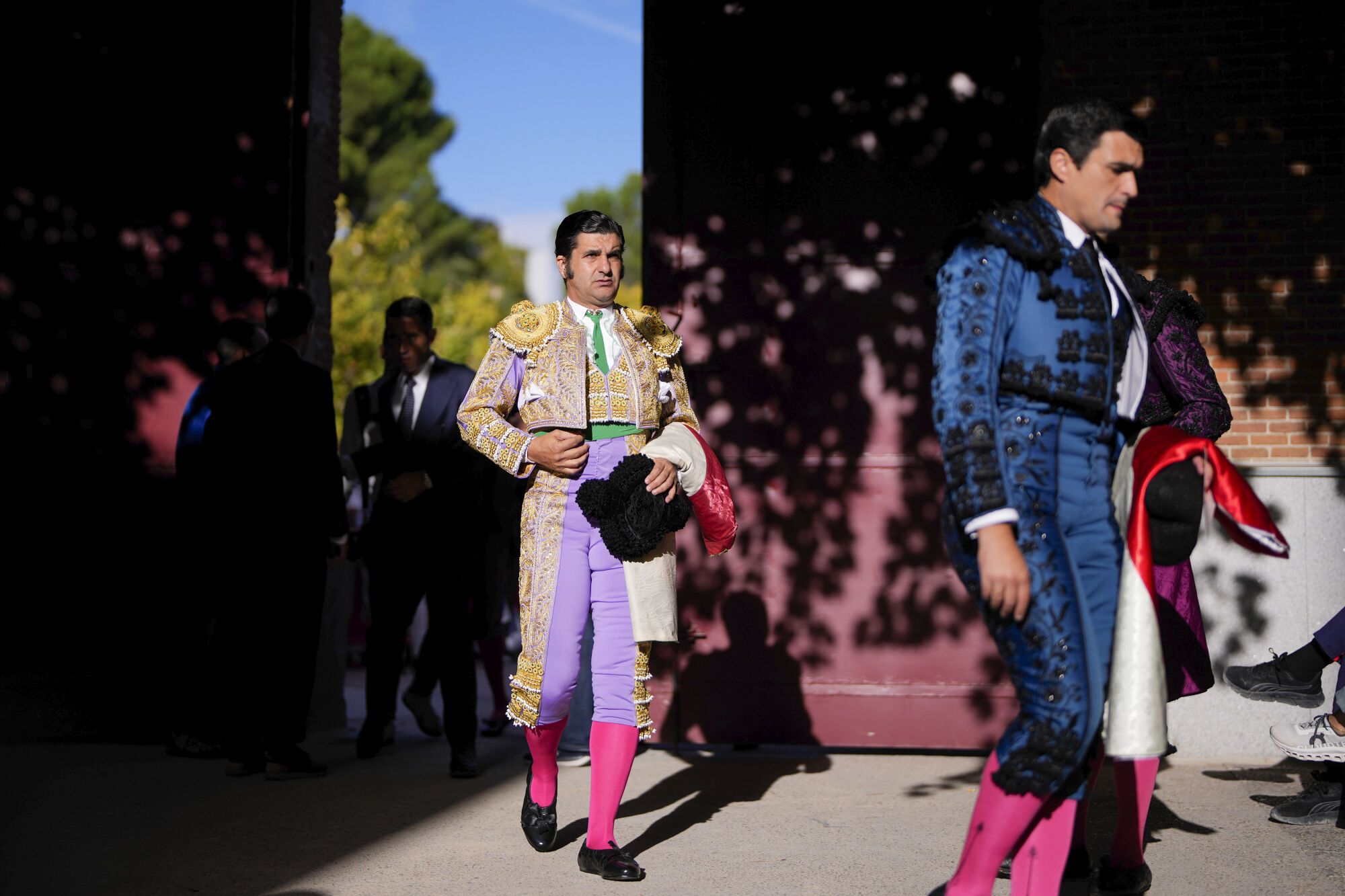 MADRID, 12/10/2025.- El diestro Morante de la Puebla (i) momentos antes del festejo taurino de la Feria de Otoño celebrado este domingo en la plaza de Las Ventas, en Madrid. EFE/ Borja Sánchez-Trillo