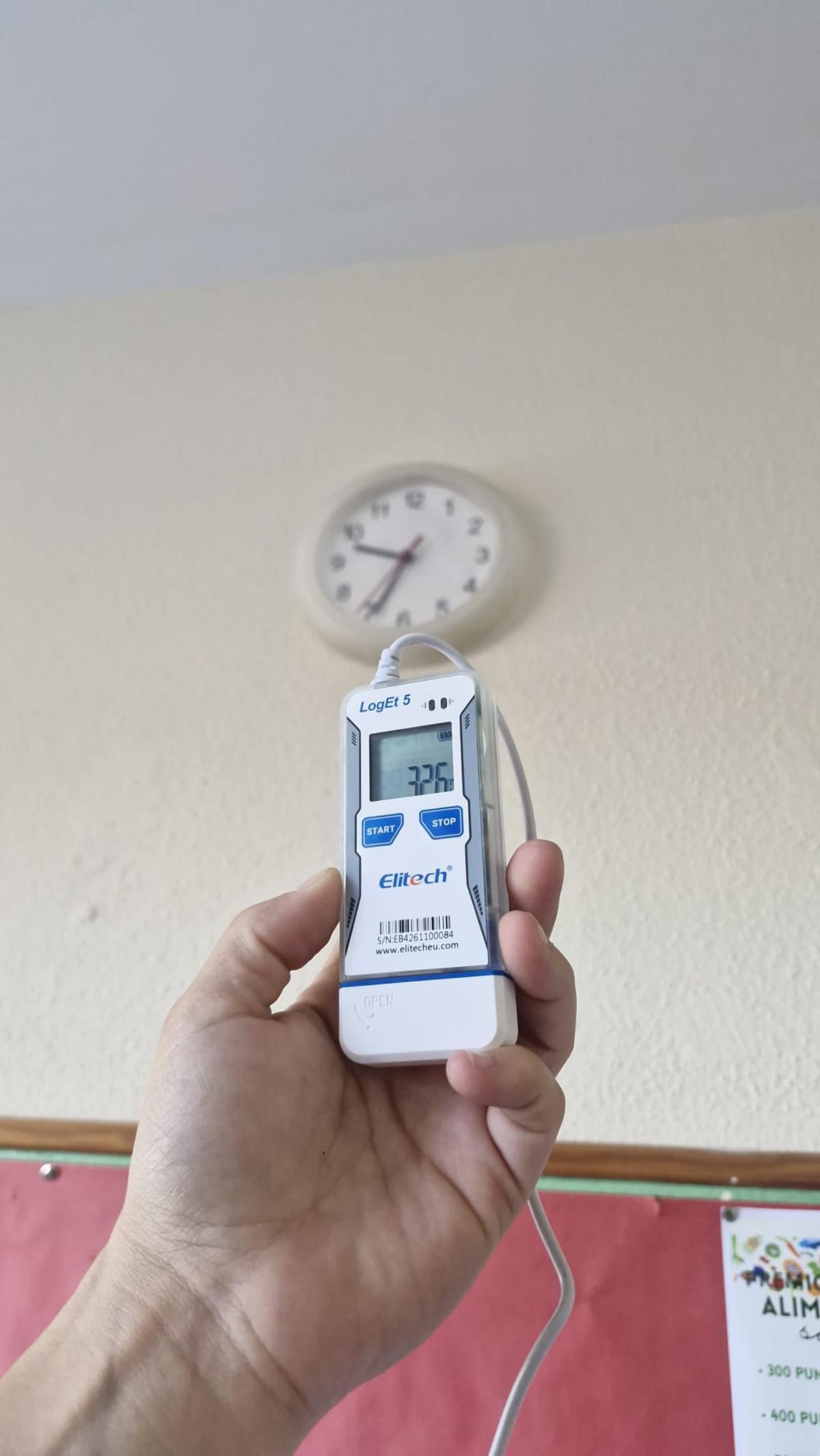 Un termómetro marca 32,6 grados en el colegio Vía Hispanidad de Zaragoza, este martes.