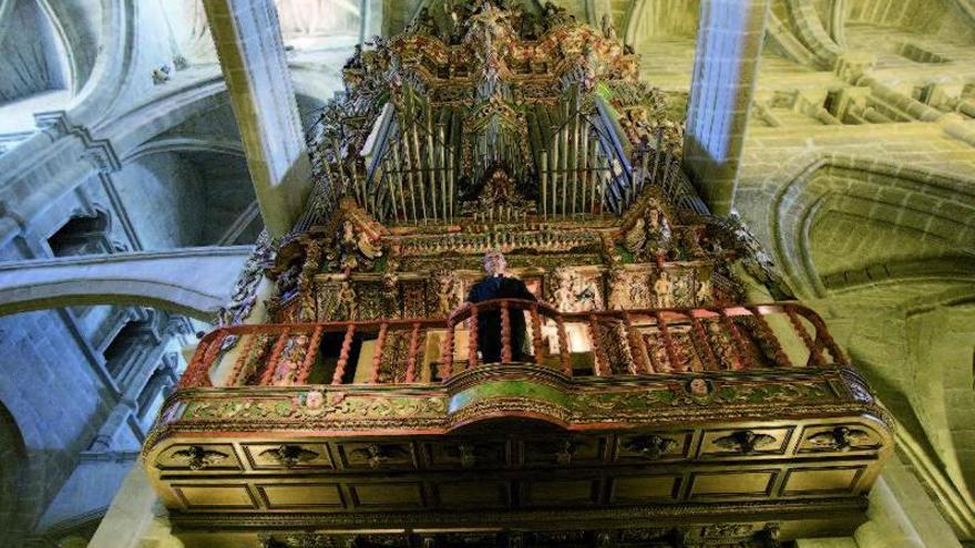 El canónigo archivero de la diócesis, Avelino Bouzón, en el órgano barroco recuperado.