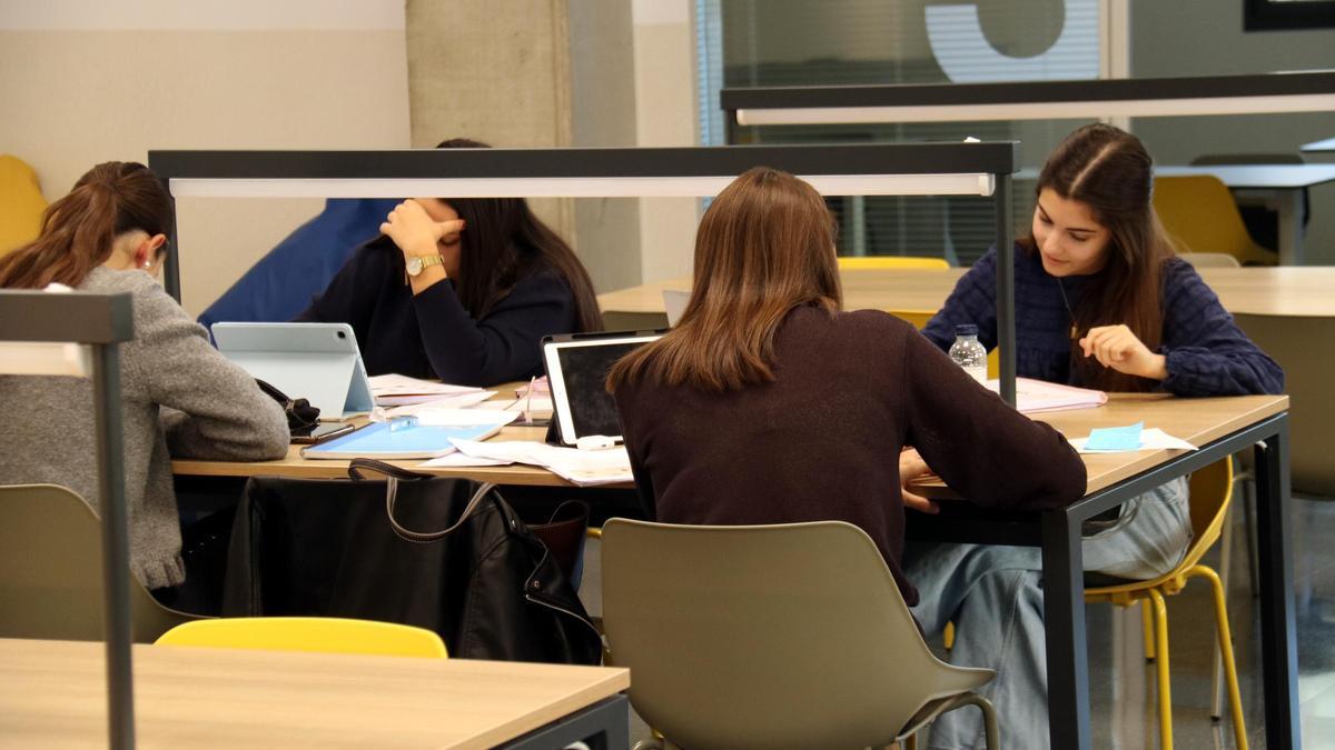 Alumnos del Campus de Igualada en la biblioteca.