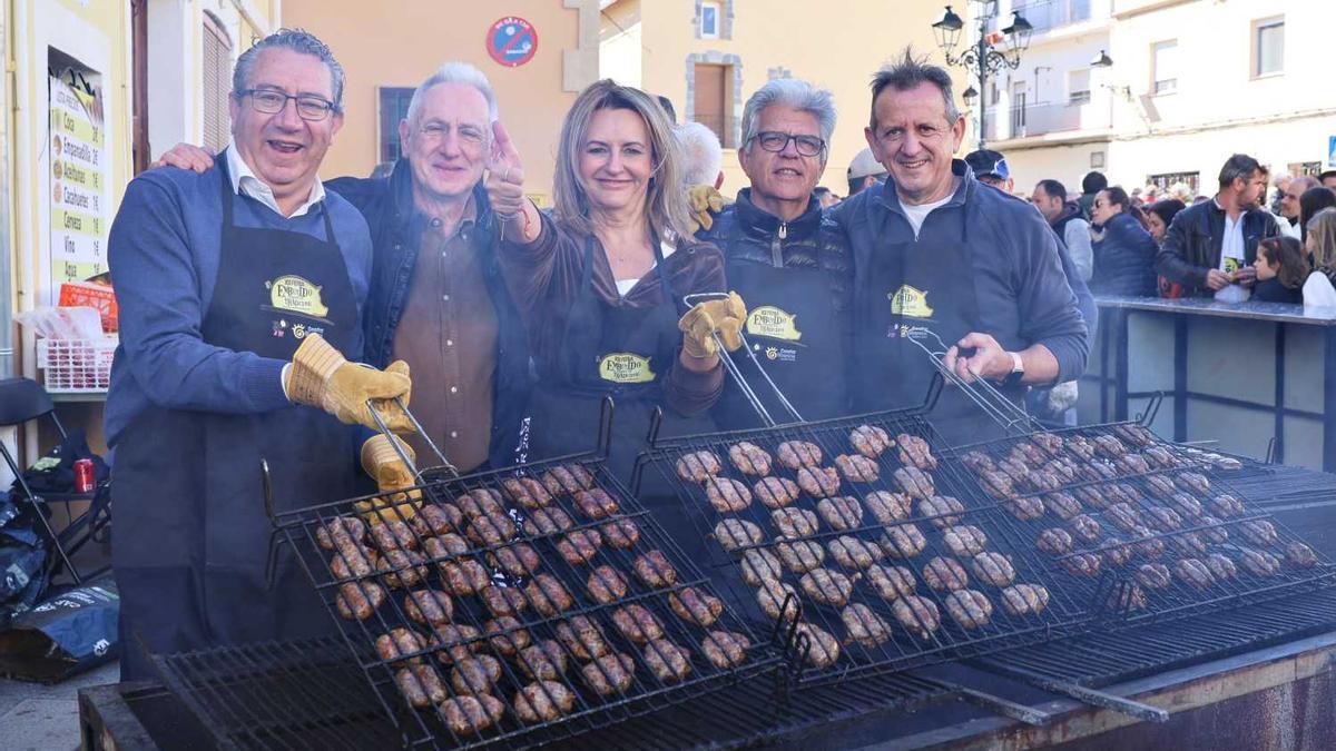 La "torraora d'honor", Nuria Montes, junto al presidente de la Diputación, los alcaldes de Murla y Llíber y el presidente de Tot Vall de Pop