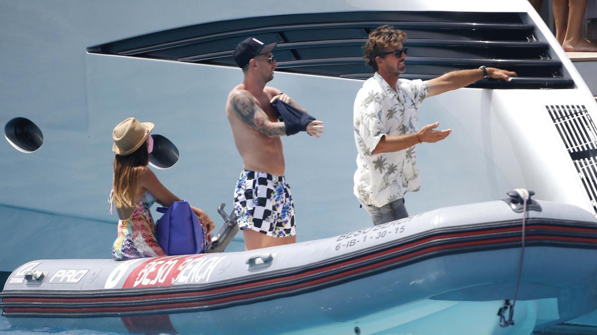 Messi se pone la camiseta mientras pasa unos días de vacaciones en aguas de Eivissa con Cesc, Messi y sus familias, este viernes.
