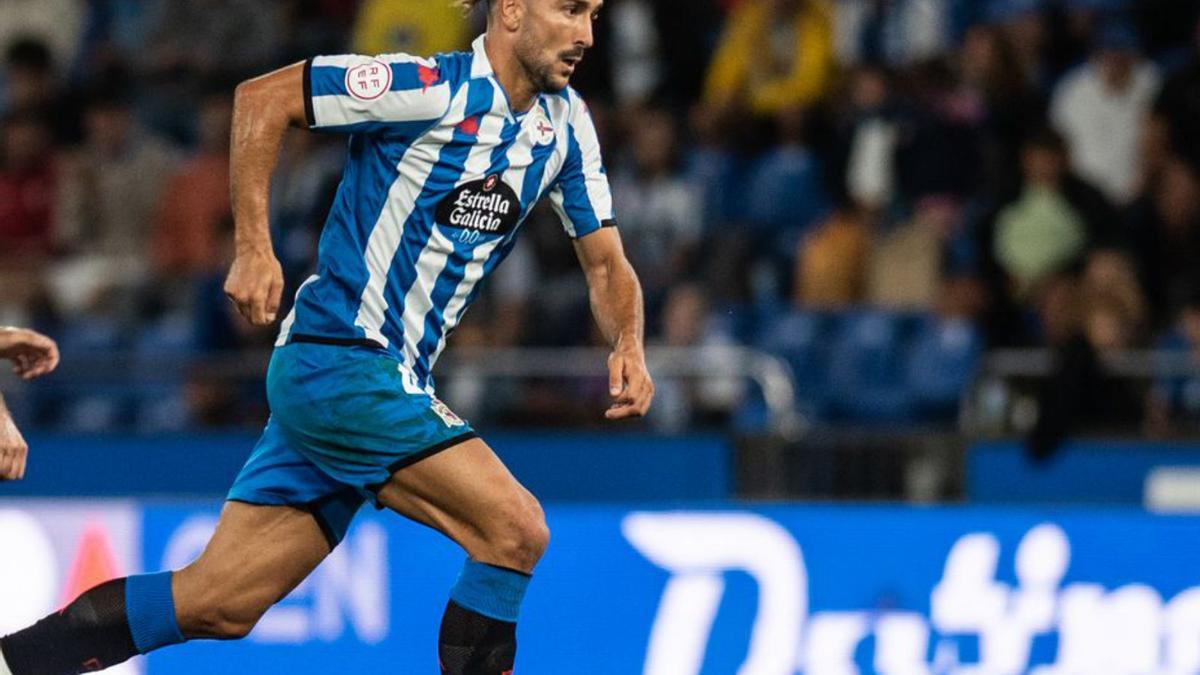 Pablo Martínez conduce la pelota. |  // CASTELEIRO