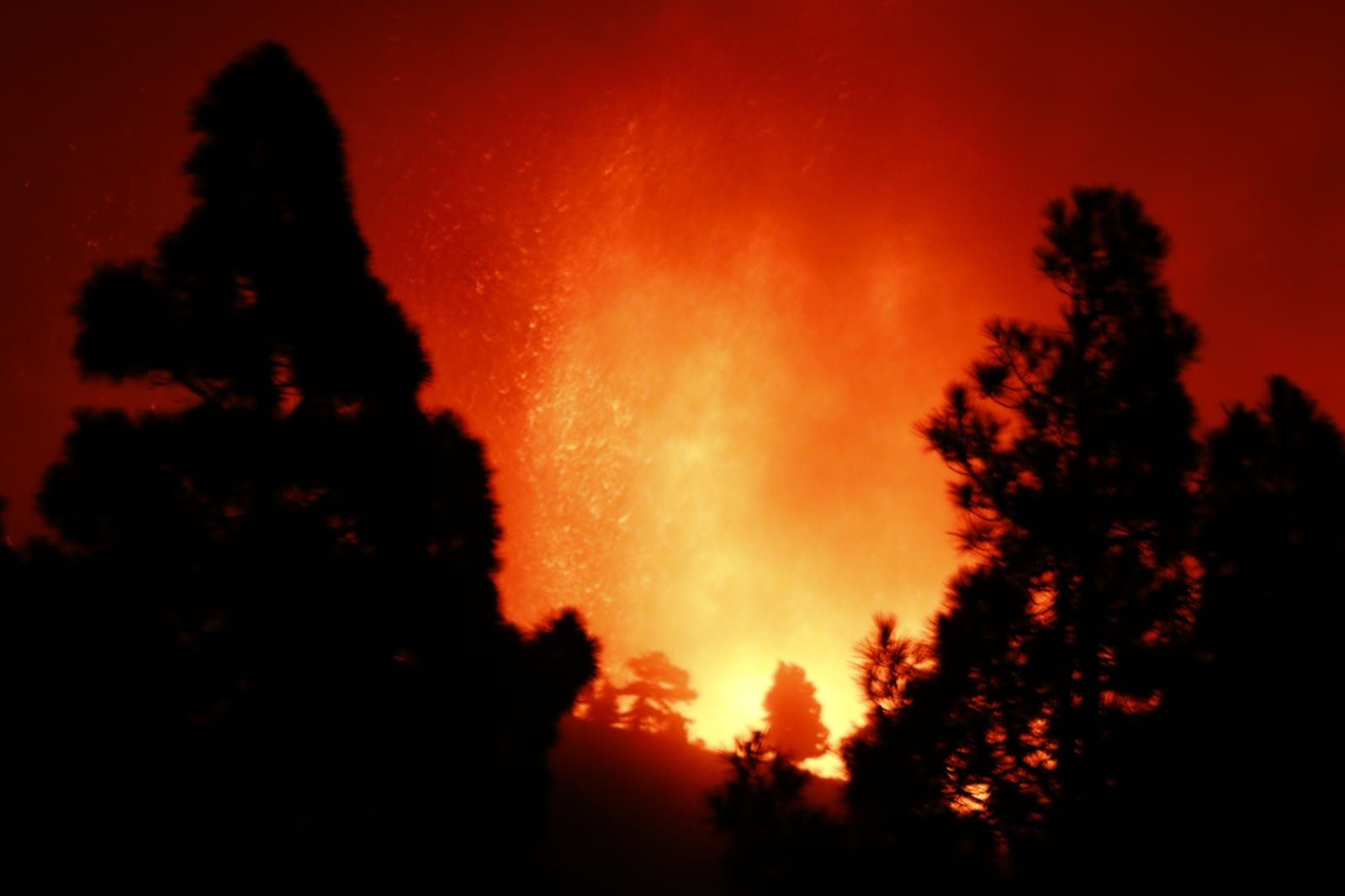 Erupción volcánica: la lava de noche