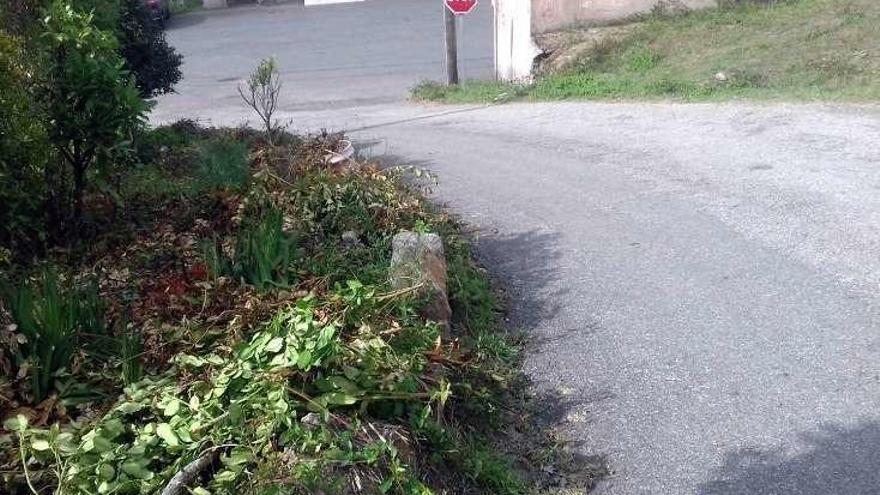 Las piedras situadas en la margen de la carretera. // FdV