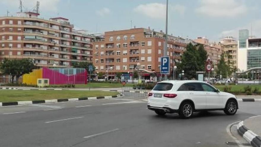 Entrada al aparcamiento, con el edificio del Metro, al fondo.