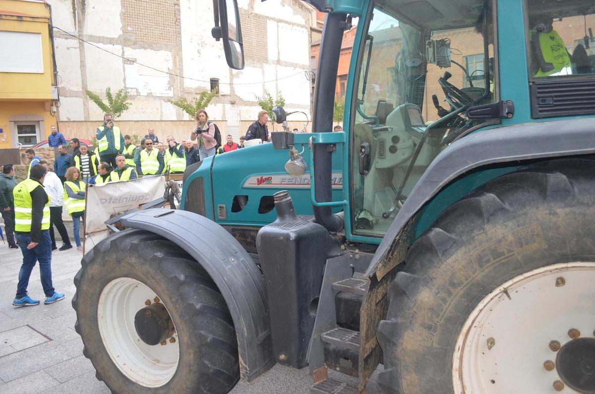 GALERÍA | La concentración de agricultores y ganaderos ante los juzgados de Benavente, en imágenes