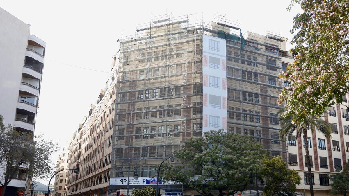 Retiran la lona publicitaria de la Gran Vía de València que tenía un error gramatical