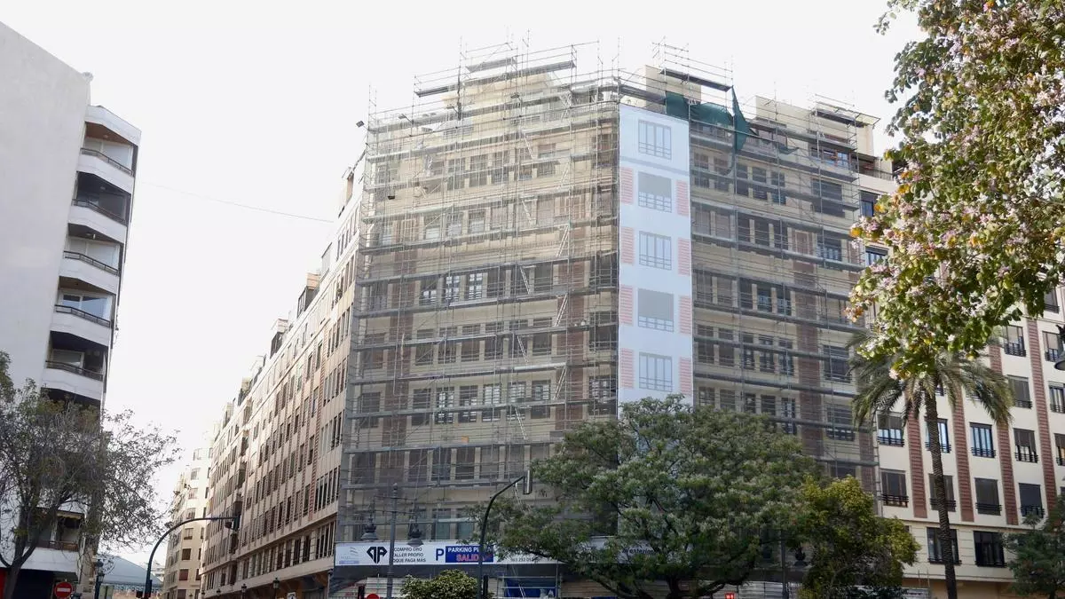 Adiós, 'esmorçaet': la empresa pide perdón por el error "humano" y retira la lona de la Gran Via de València