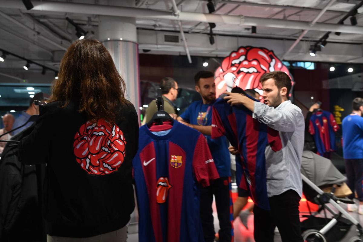 La camiseta de los Rolling Stones arrasa en la web del FC Barcelona - El  Periódico