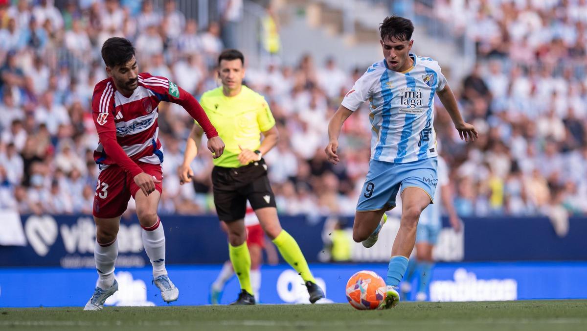 Lance del Málaga CF-Granada CF en el Estadio La Rosaleda.