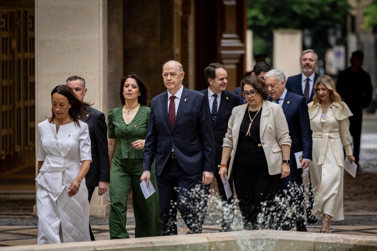 El Consejo de Gobierno, de camino a la sala de la Corona, antes de prometer su cargo.