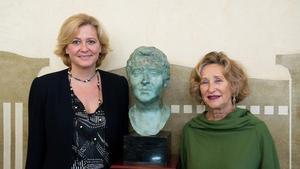 Elena Mora (izquierda) y Mariona Carulla junto al busto de Victoria de los Ángeles.