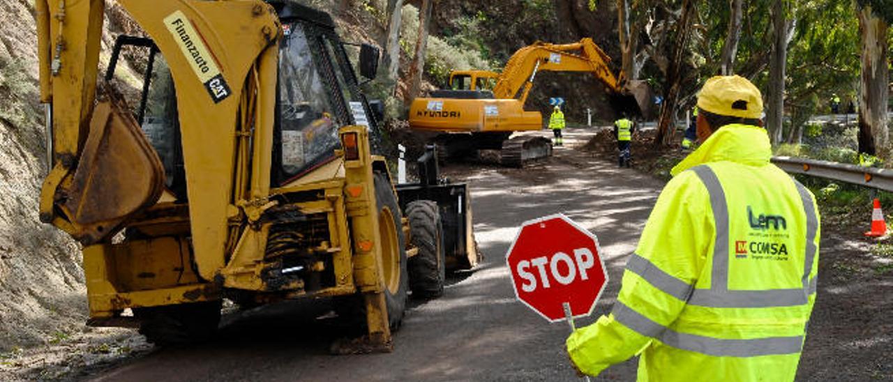 Obras de conservación en una carretera del municipio de Tejeda.