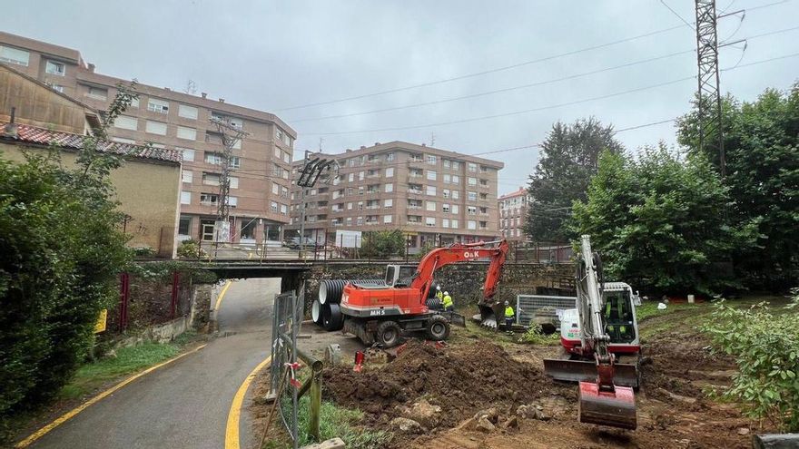 Máquinas y operarios, trabajando ayer en las inmediaciones de la estación de ferrocarril de la Pola. | J. A. O.