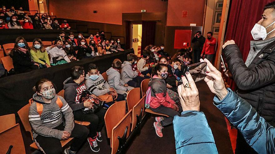 Los escolares con mascarillas y separados por clases