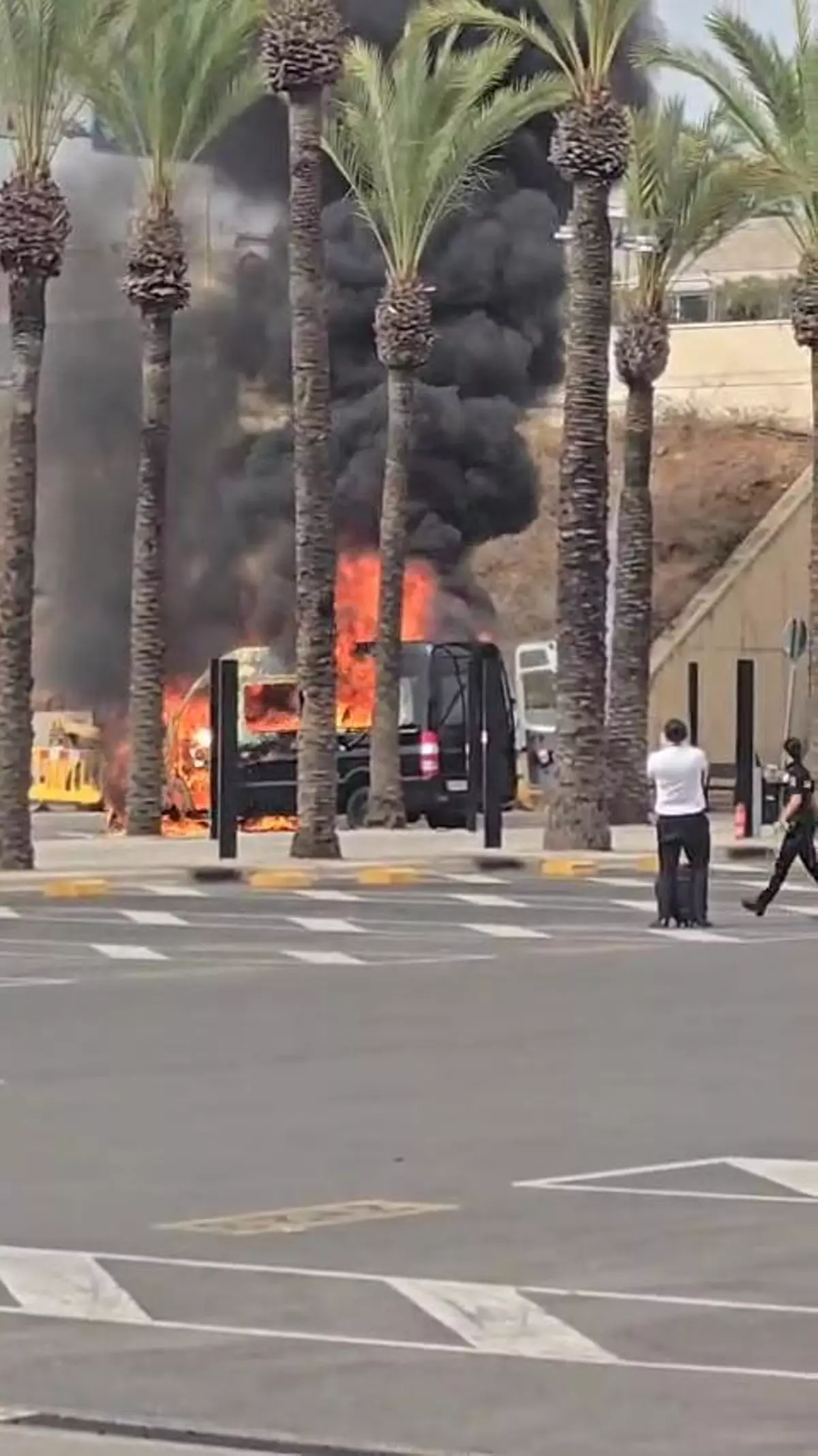 Un voraz incendio destruye un minibús en la terminal de Llegadas del aeropuerto de Palma