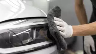 El truco definitivo para limpiar los faros de tu coche por menos de un euro