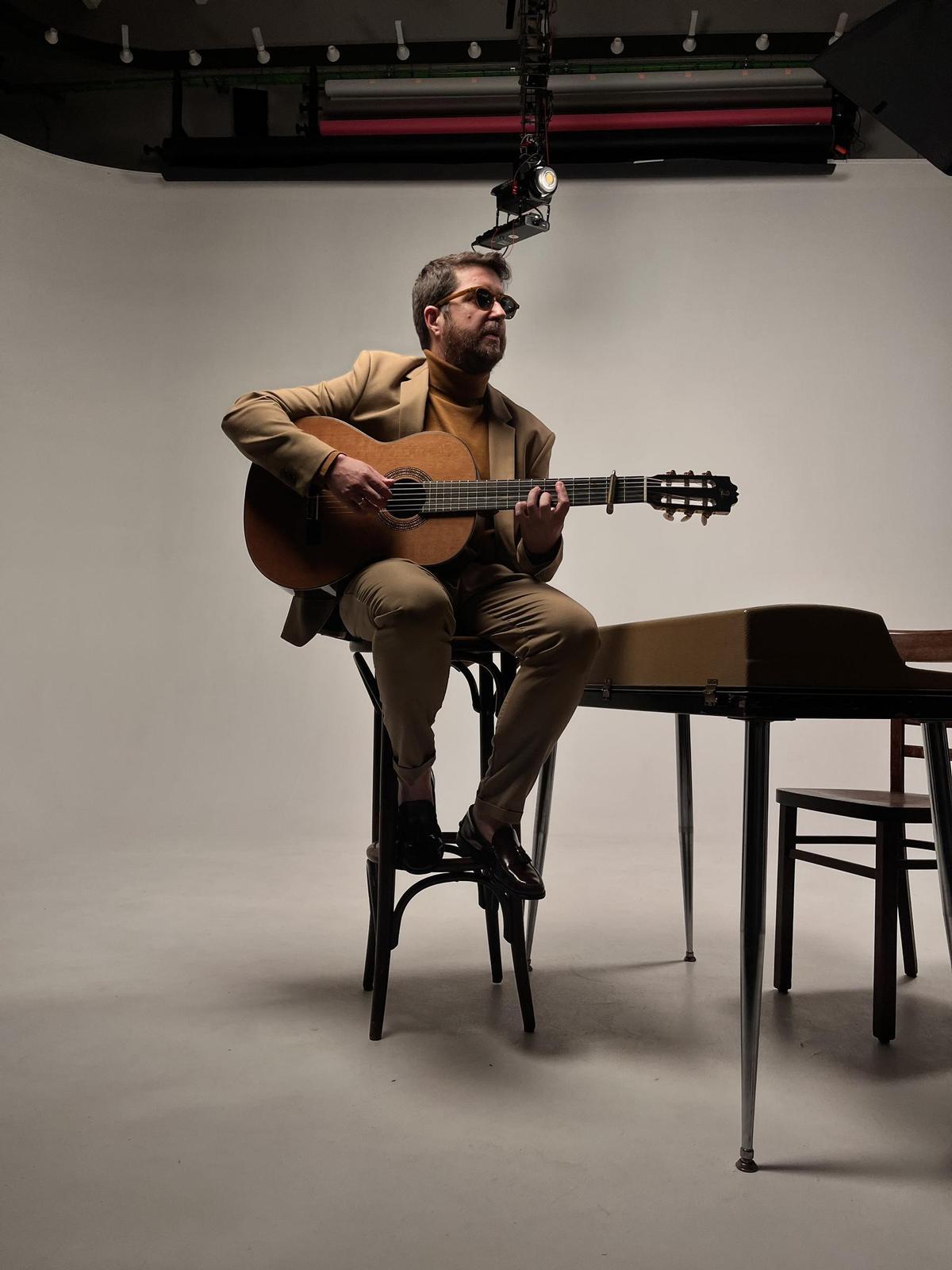 El cantautor Nacho Casado junto a su inseparable guitarra