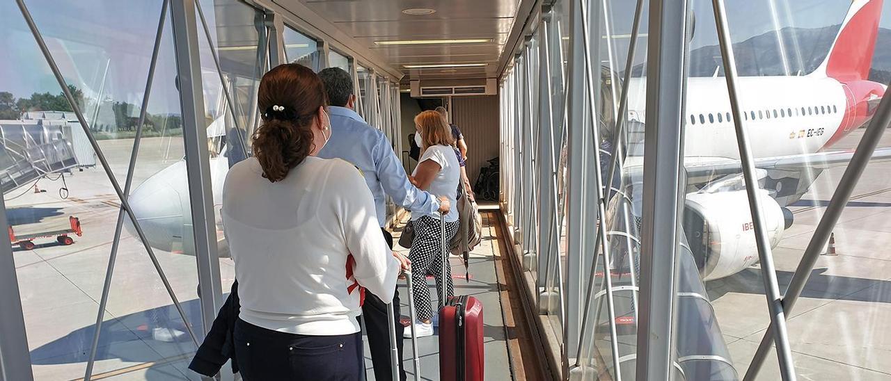 Pasajeros en la pasarela de acceso al avión en el aeropuerto de Peinador