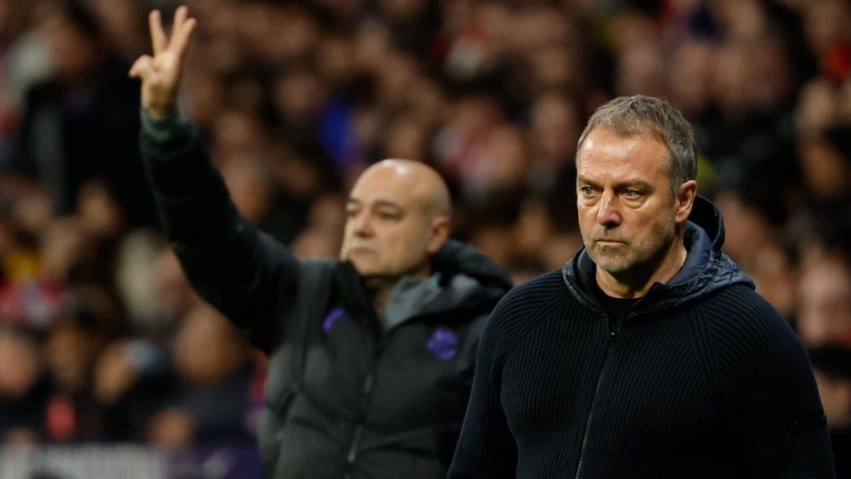 Flick, con gesto serio durante el Atlético-Barça de semifinales de Copa