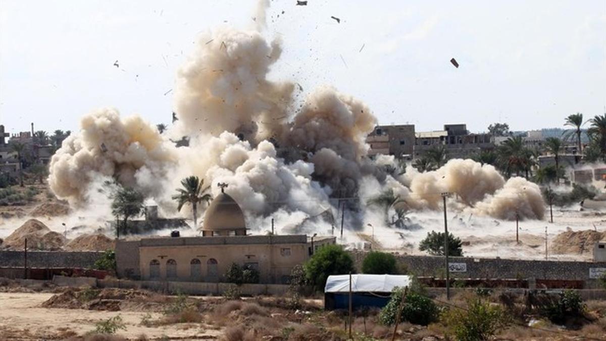 Una columna de humo se eleva de una casa destruida por el Ejército egipcio en el Sinaí.