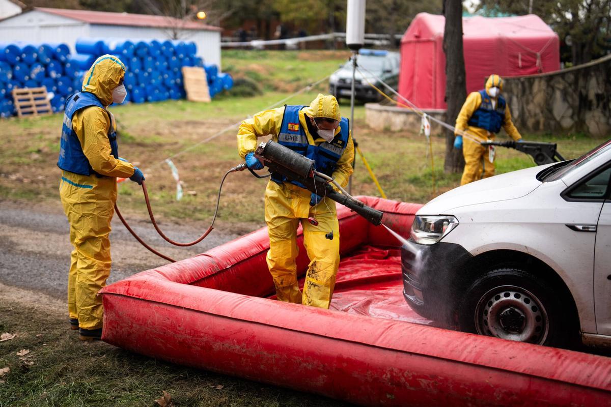 Santa Perpètua de Mogoda, 4/12/2025. OLAYLAR. Collserola bölgesinde ilan edilen Afrika domuz vebası salgınına yanıt olarak askerlerin lojistik ve operasyonel çabaları koordine ettiği Torreferrussa'daki UME komuta merkezi. Fotoğraf: Zowy Voeten / El Periódico