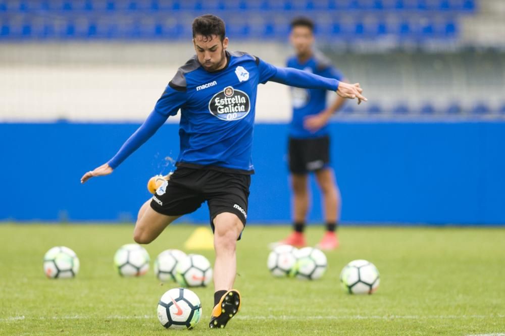 Mientras uno de los grupos realizaba trabajo defensivo, otro reforzaba los remates a portería. Carles Gil sigue con un plan específico y Bicho se entrenó con el readaptador Fran Molano.