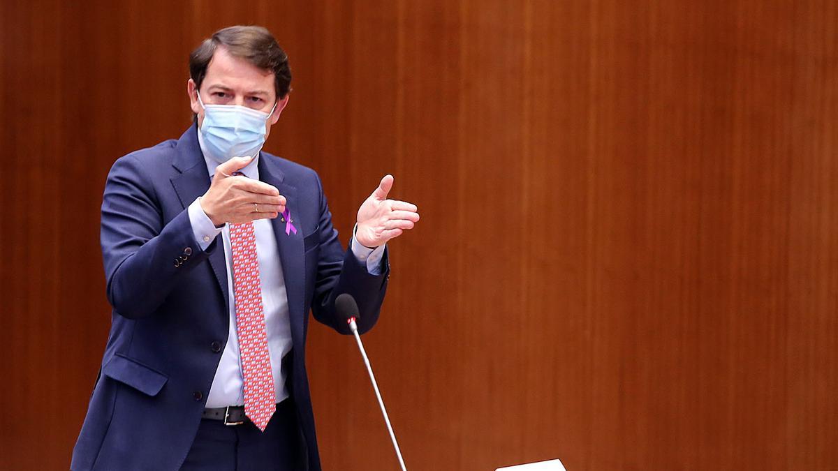 El presidente de la Junta de Castilla y León, Alfonso Fernández Mañueco, durante su intervención en el pleno de las Cortes.