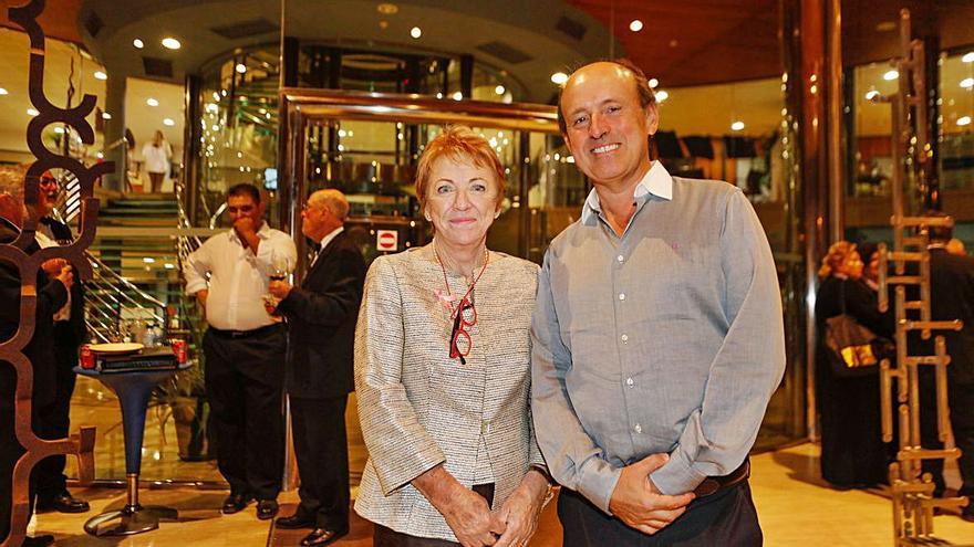 Helen Watson, con el juez decano, Juan Carlos Torres, durante el cóctel