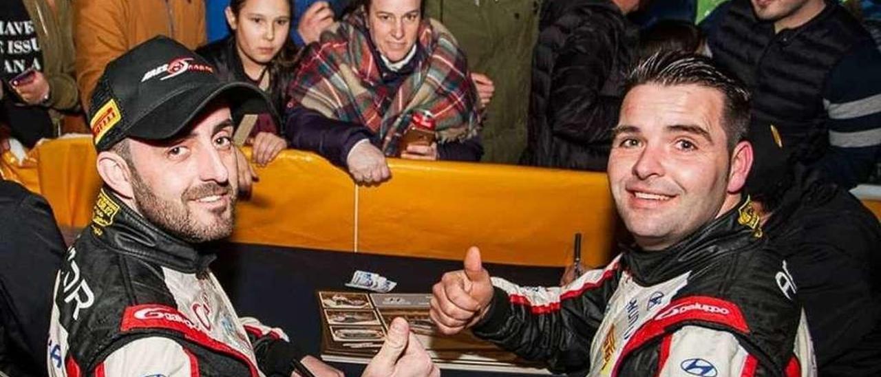 José Antonio Pintor e Iván Ares durante la firma de autógrafos del reciente Rallye A Coruña.