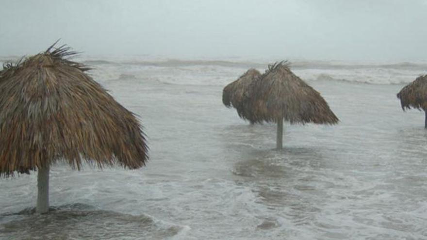 El huracán &quot;Alex&quot; se convirtió en tormenta tropical y se desplaza hacia el noreste en el interior de México.