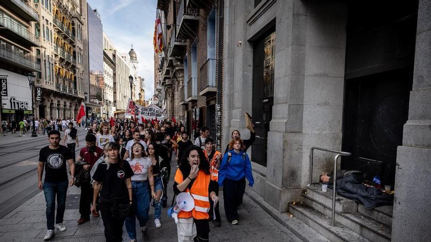 Miles de personas se manifiestan en Zaragoza por la vivienda