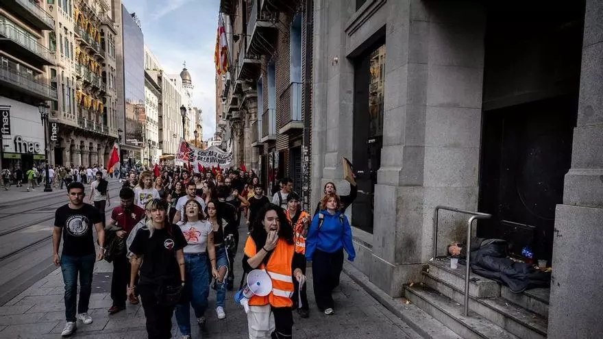 Miles de personas se manifiestan en Zaragoza por la vivienda