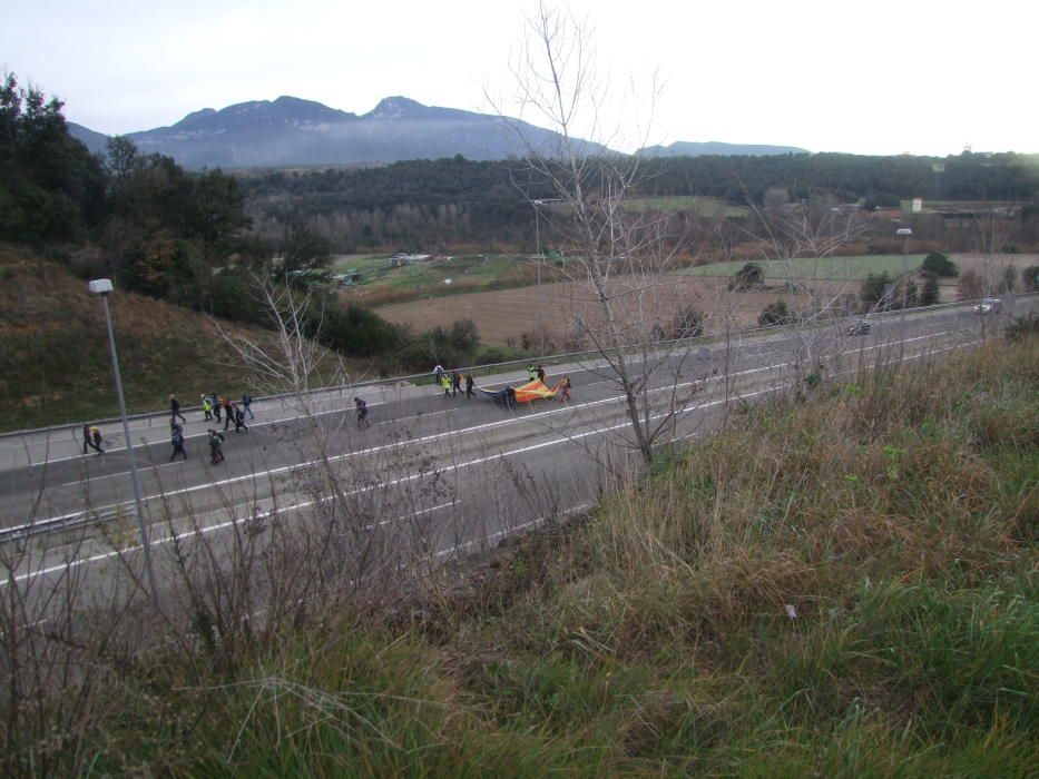 Centenars de persones arriben a Olot amb les "Marxes per la llibertat"