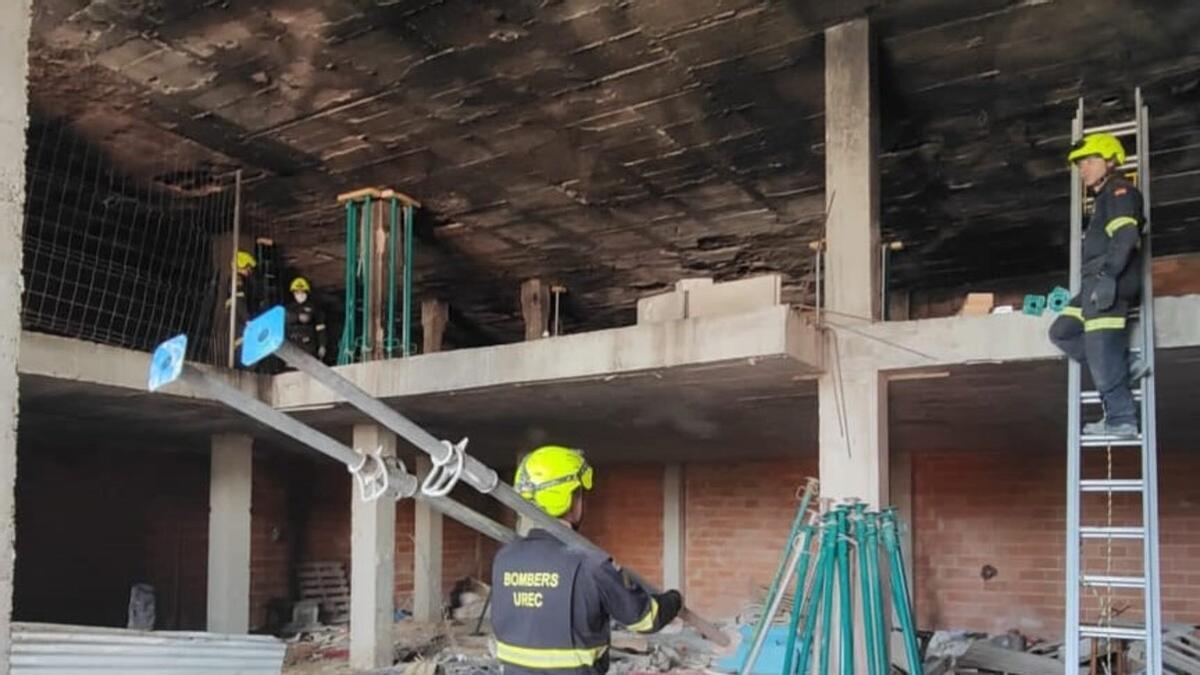 Desalojan un edificio en Gandia por un incendio y preparan el realojo de las familias.