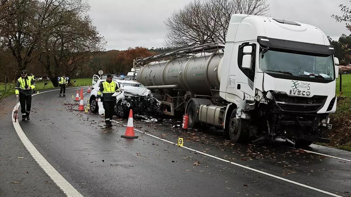 Dos septuagenarios pierden la vida al impactar un camión contra un coche en Arzúa.