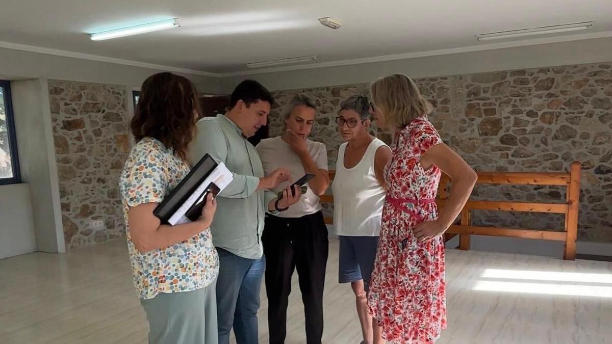 La alcalde, Paula Fernández Pena, en su visita al centro social de Moalde.