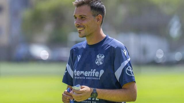 Yerai Martín dirige una de las sesiones de trabajo del Costa Adeje Tenerife Egatesa durante la pretemporada. | CDTF