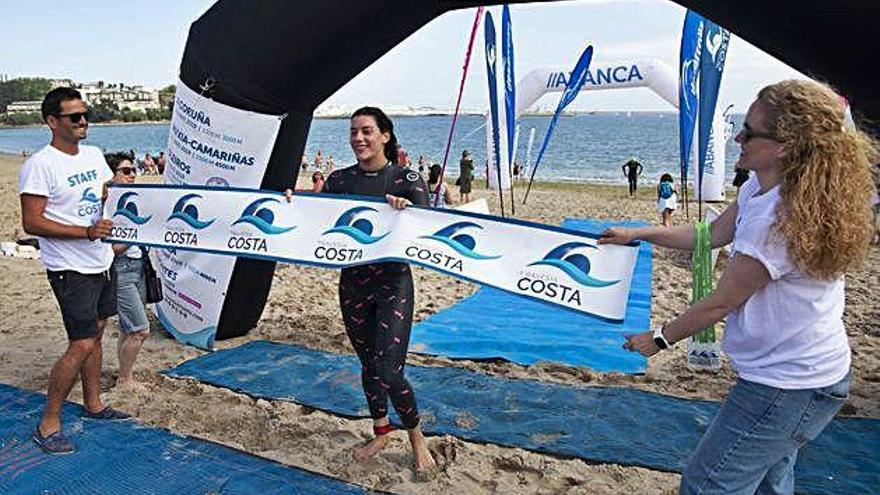 Arriba, salida desde la playa de Mera. Abajo, los ganadores de la travesía larga, primeras brazadas de la prueba, la vencedora y seis participantes antes de empezar.