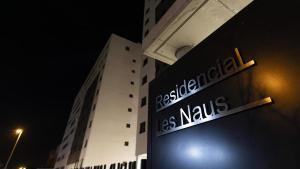 Imagen nocturna de la urbanización, tomada esta semana, tras saltar el escándalo por la adjudicación de las viviendas de protección pública, que ha provocado una grave crisis política en Alicante