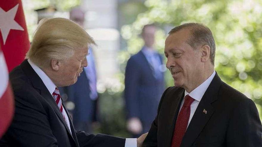 Trump estrecha la mano de Erdogan en la Casa Blanca. // Efe