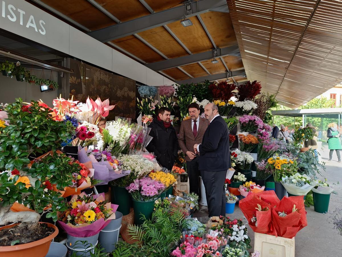 Otro instante de la visita de los populares al Mercado Central