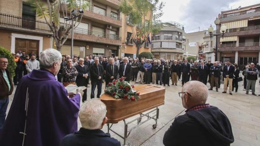 Numerosas personas se acercaron hasta la iglesia de Santa Teresa de El Campello para despedir a Juan Ramón Varó.